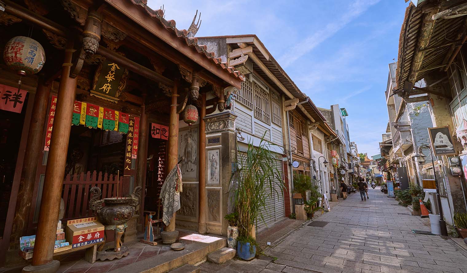 Historische Gasse mit traditionellen Gebäuden und Tempel in Tainan, Taiwan, die einen Einblick in die kulturelle und architektonische Vielfalt der antiken Hauptstadt bietet