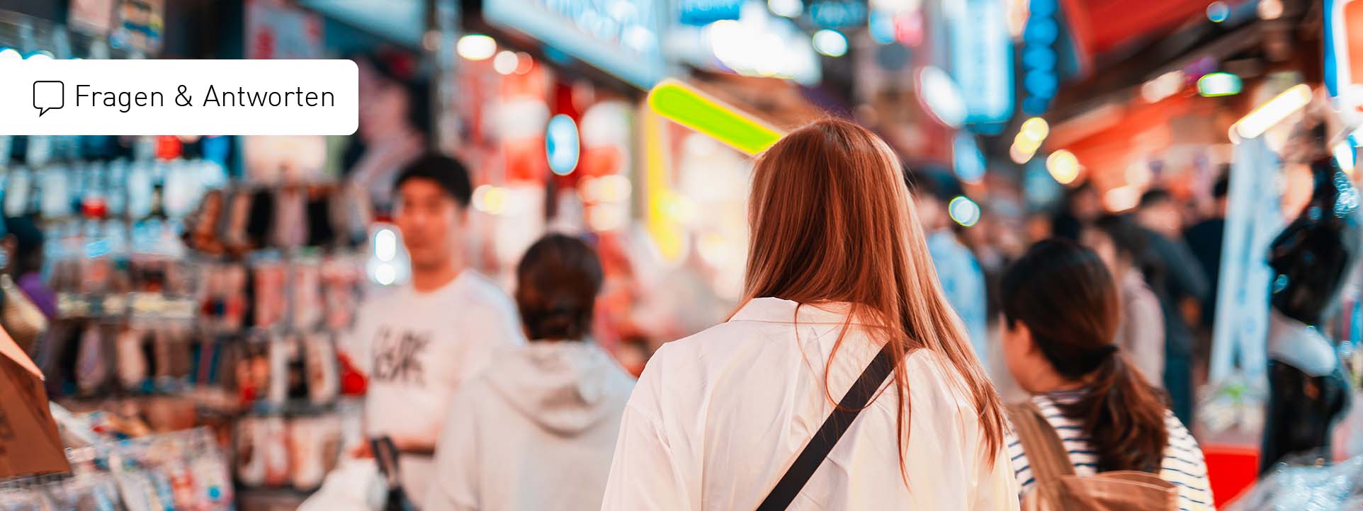 Fragen & Antworten Südkorea Reisen Frau von hinten auf Südkorea Reisen in einem Strassenmarkt abends