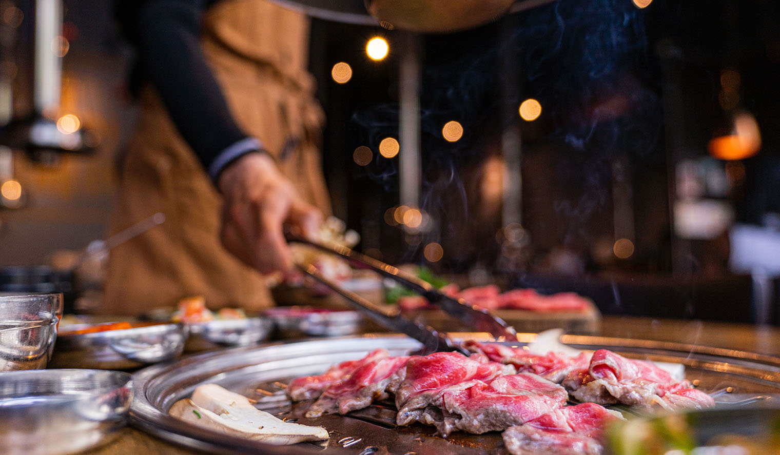 Fleisch zubereitet an einem koreanischen bbq
