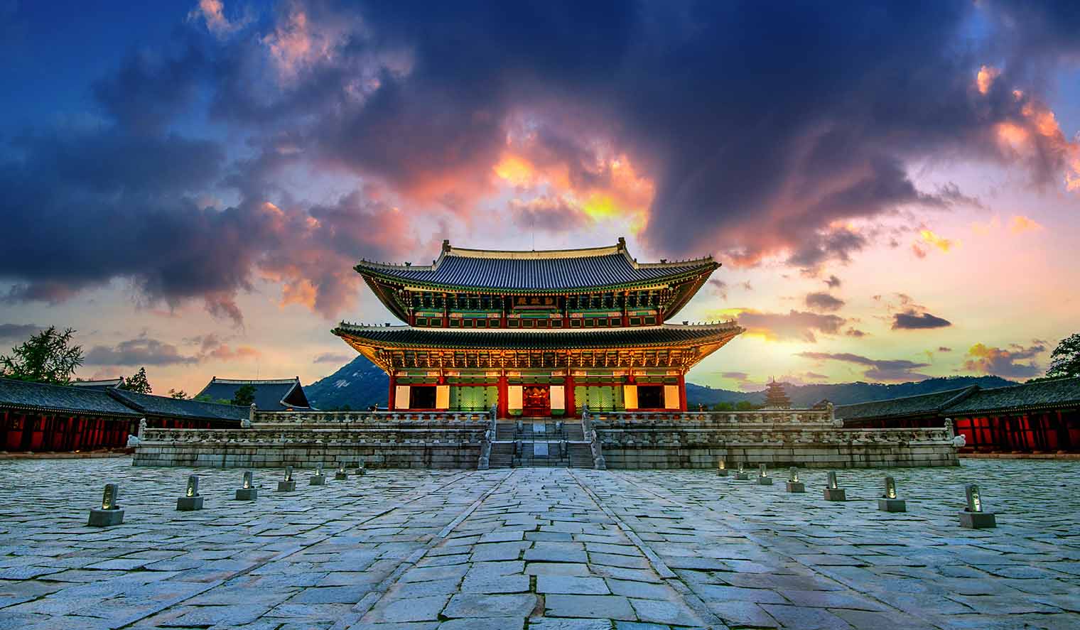 Gyeongbokgung palace im Sonnenuntergang in Seoul Südkorea